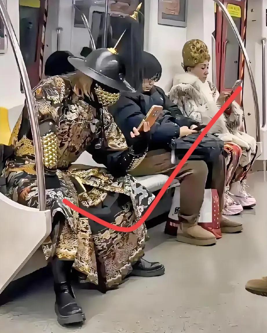地铁穿古装挺吸睛的，他打扮成这样，看不见他的脸，所以他无所谓，我行我素。