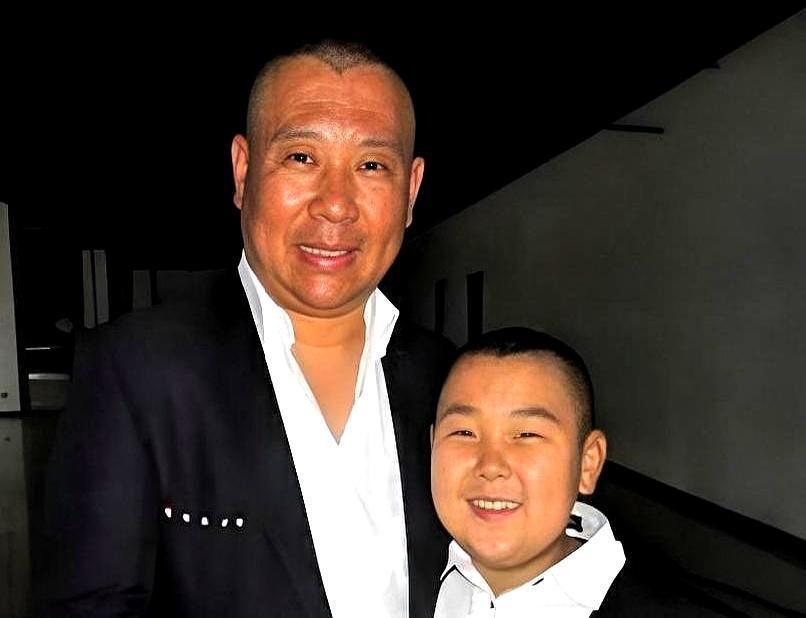 在德云社，下跪不管用。
混得最好的那个，入门最晚。
苗城齐当初在节目里跪求拜师，