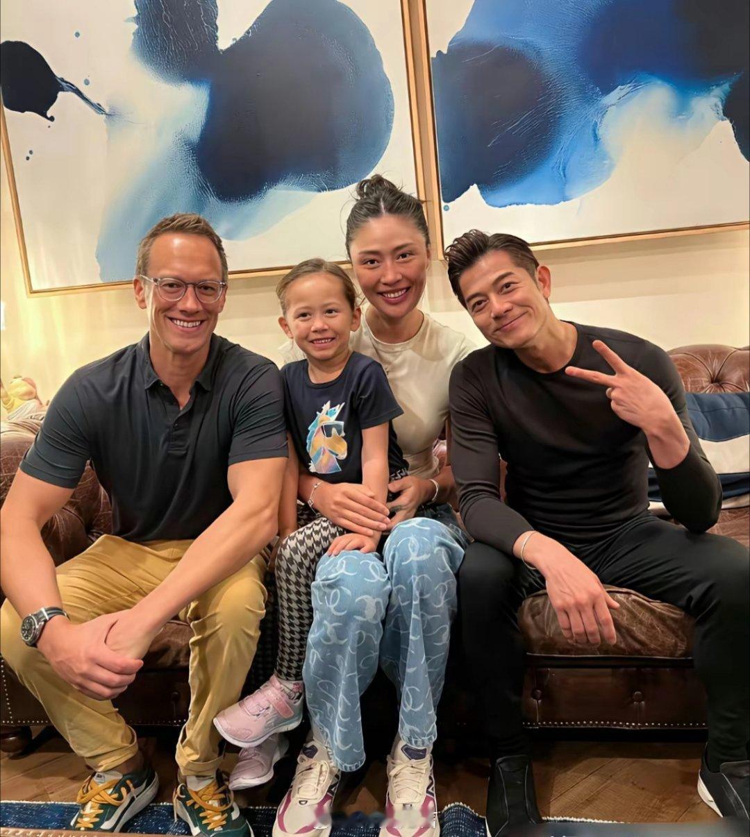 有钱人进豪宅，都不用拖鞋的吗？这个郭富城，家里应该没什么讲究。 