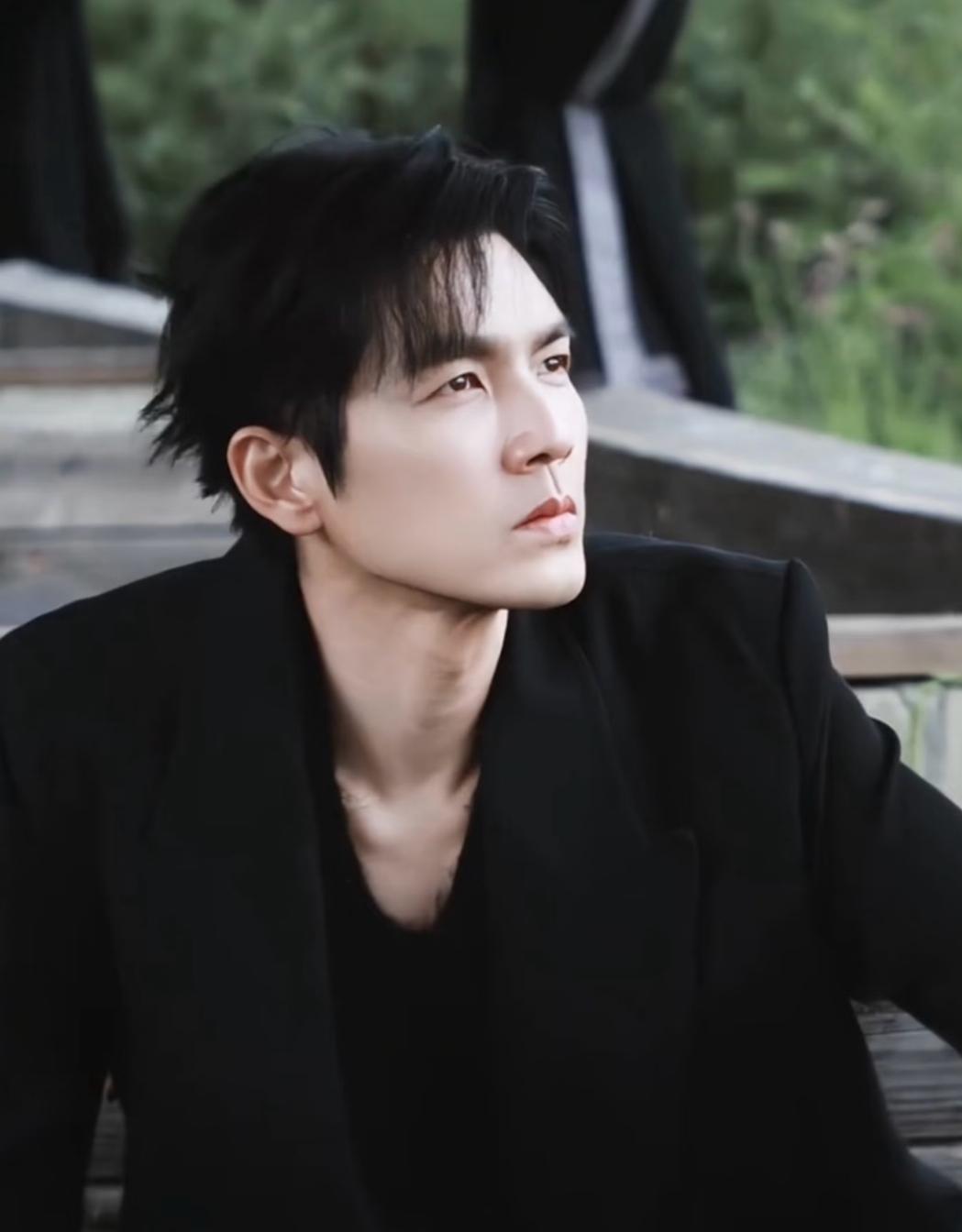 钟汉良你在干嘛呢？
五十多岁还搁这演情情爱爱呢？
你说你演就演吧
看着还挺像那么