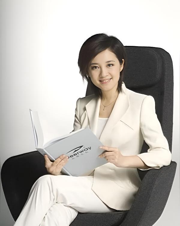 2004年，40岁的丁健移情别恋，冷酷地对刚生完二胎5个月的发妻肖桦说：“她怀孕
