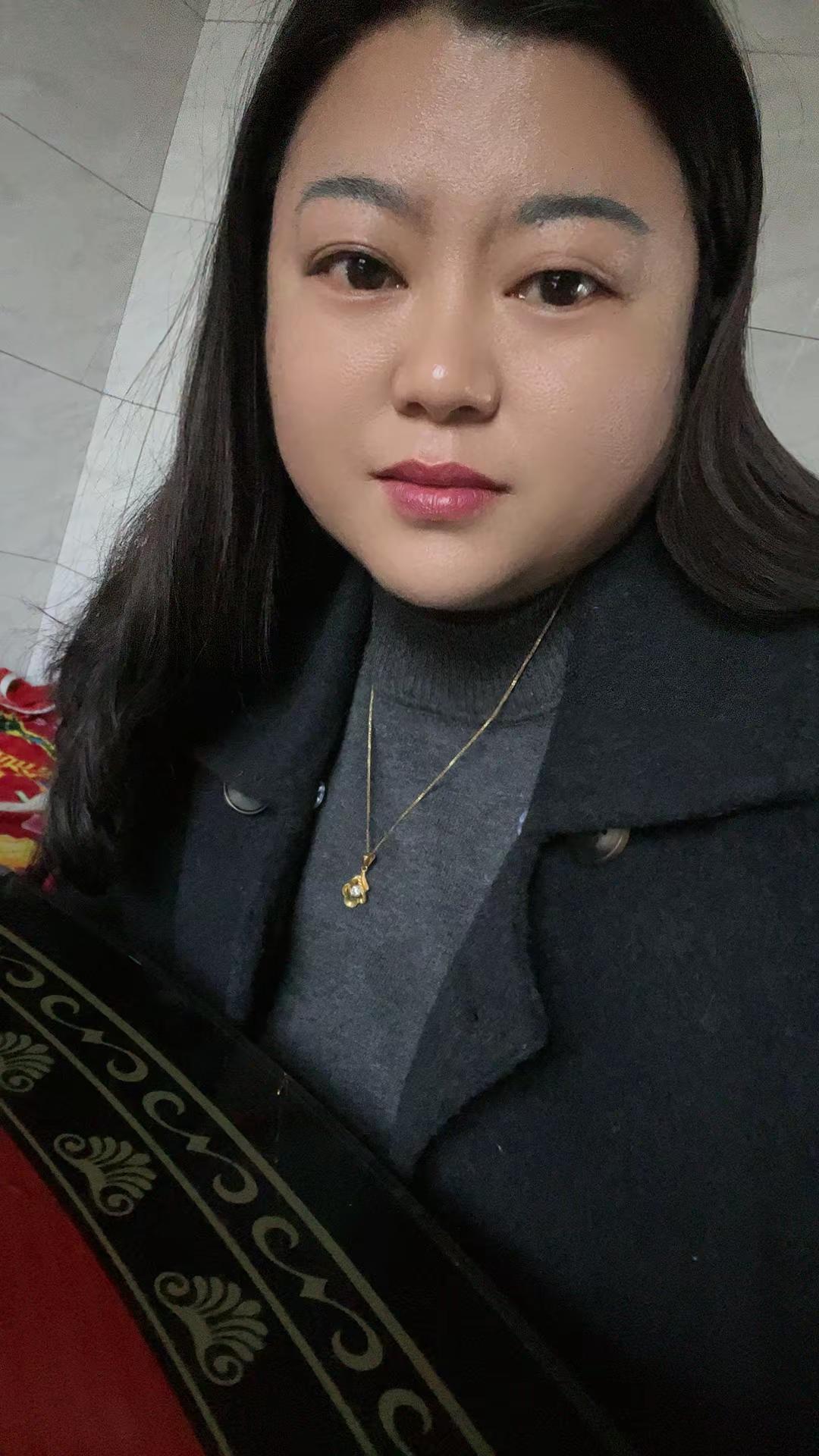 所有节日都是留给幸福的人，           我只是个沉默不语的看客……