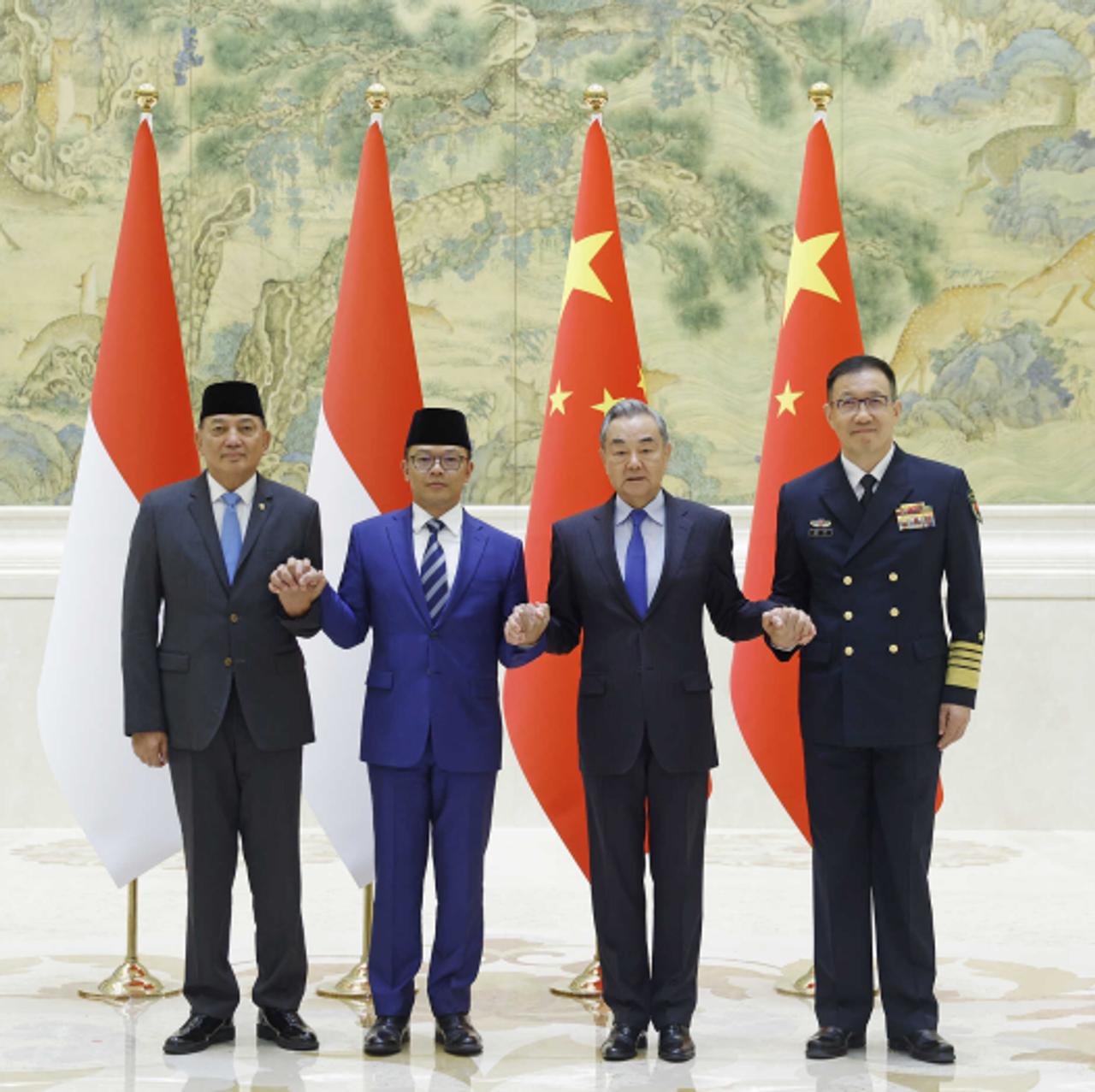 中方正式宣布王毅外长与董军防长将双双动身前往雅加达，出席中印尼外长防长“2+2”