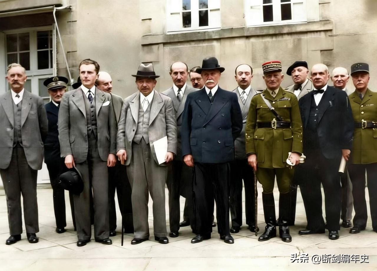 1940年7月，贝当(照片正中戴黑礼帽者）内阁在维希成立。

1940年7月，法