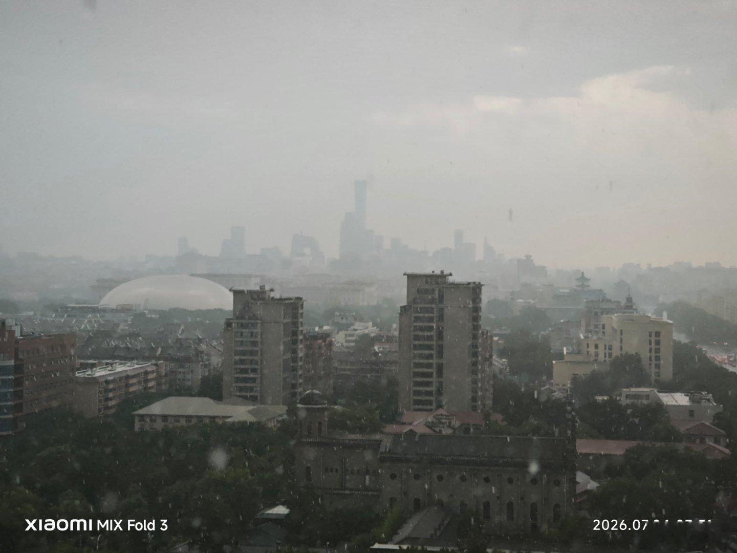 雨在半空中挣扎，耗尽了毕生力气。 