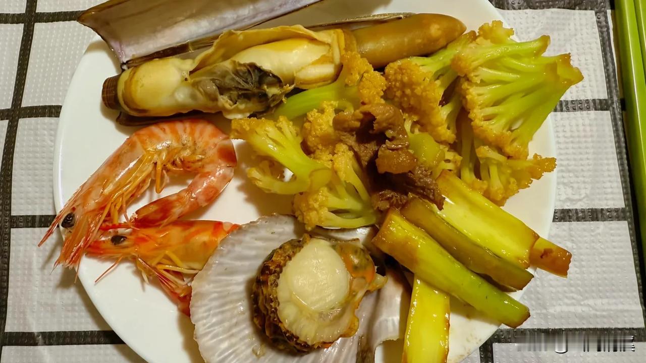 21天减8斤行动计划：第三天

陈医生给出的食谱：

早餐如昨日。

午餐：
