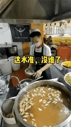 在这边吃饭唯一的好处就是，还有把戏可以看。