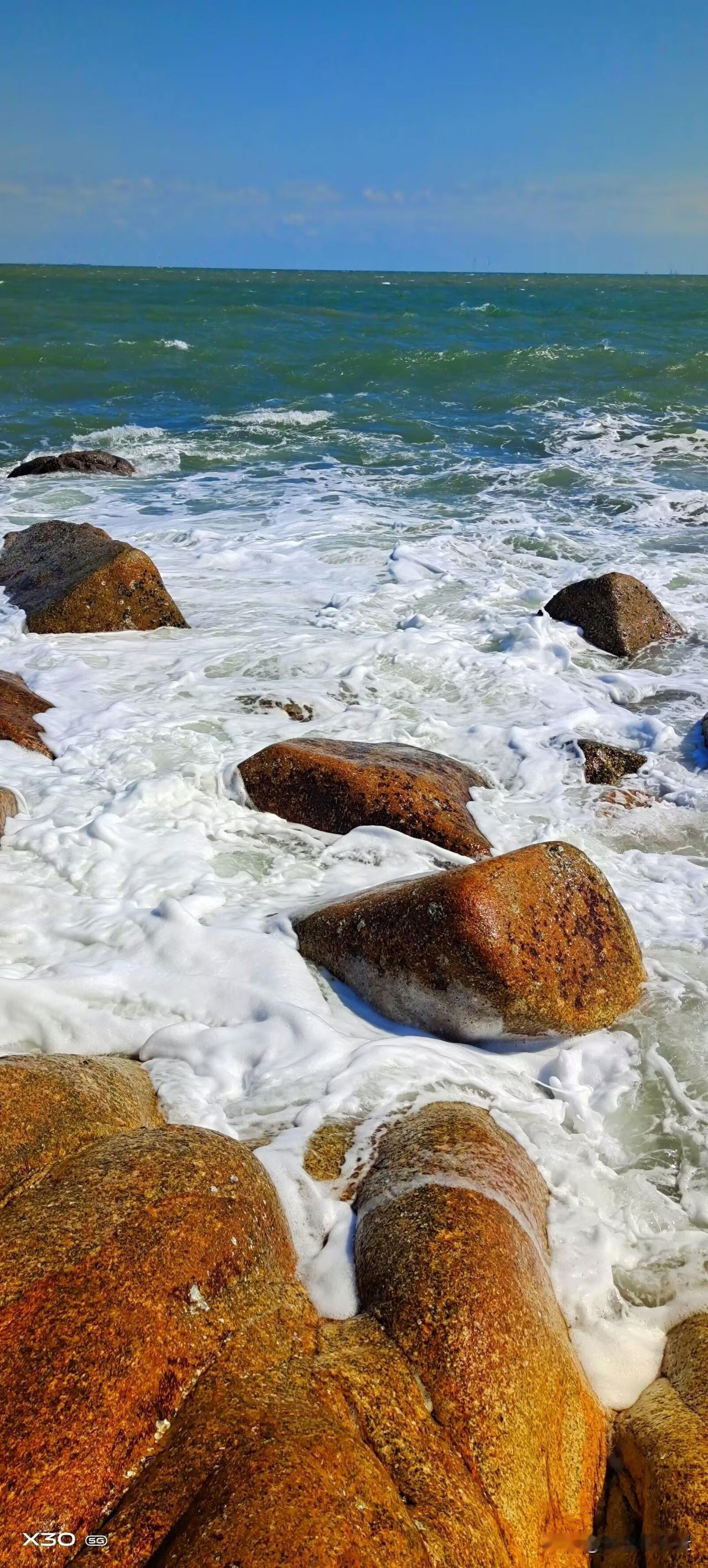 泉州平山方向的夜景，那真是美得没话说！晚上一到，灯光亮起，整个区域就像被施了魔法