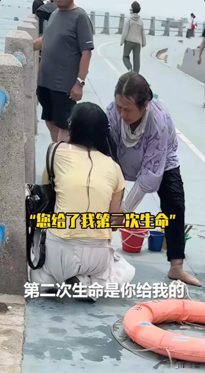 青岛跳海救人的“玉米阿姨”被找到了！
她叫刘玉荣，安徽省阜阳市界首人，在青岛靠摆