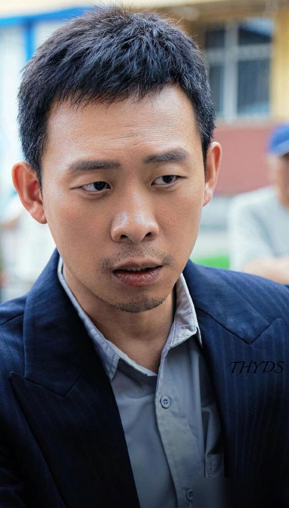 呕吐与失禁，是他给影帝交的投名状。

在《悬崖之上》的刑椅里，电闸推开的那一刻，