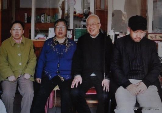 1990年，49岁的核武器研制专家魏世杰退休，带着妻儿返回家乡，没想到，妻子和女