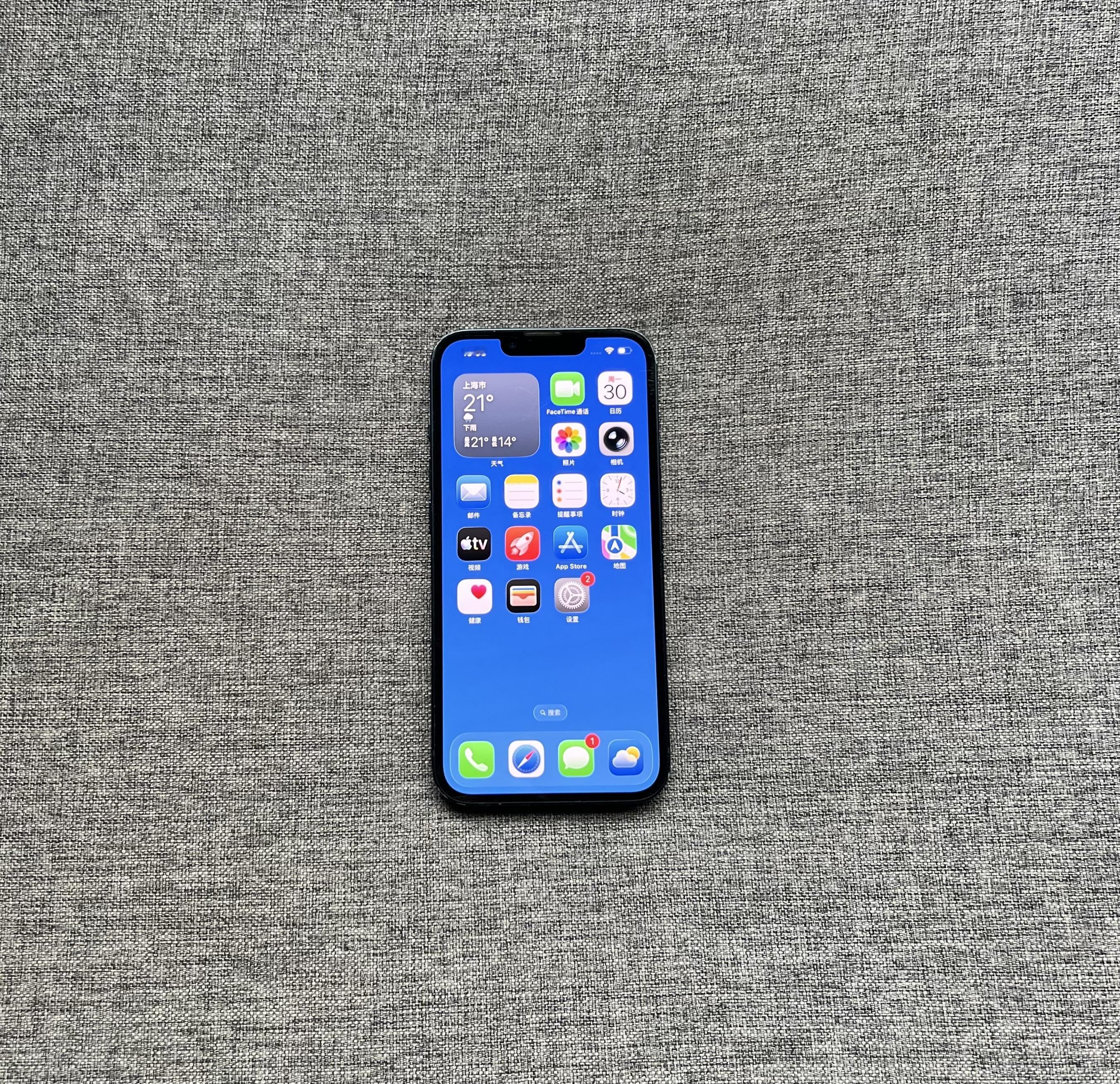 iPhone13 128G 黑色，屏幕明显划痕，外壳磕碰掉漆，官方售后换原装电池