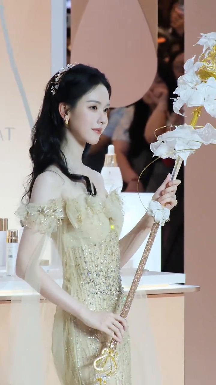 看一下主机位，女王，你的权杖将指向哪里？