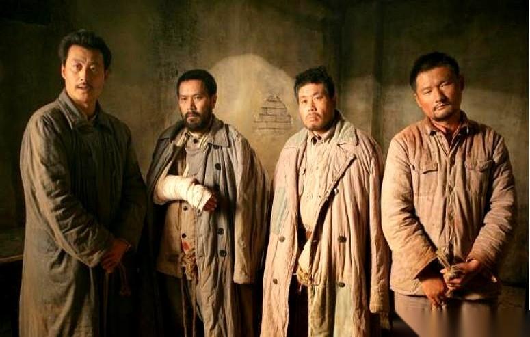 1935年，陕南。国民党悍将王耀武抓了个红军师长。
人被押进来，一身破烂，不像师