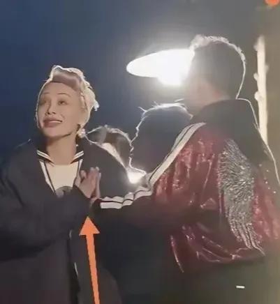 汪峰被迫道歉了

迫于网民舆论压力，歌手汪峰于6月22日凌晨，通过社交媒体账号，