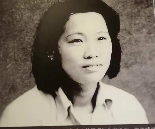 1950年，解放军连长转业回家，可在登上火车的时候，他却发现一个衣衫褴褛的女乞丐