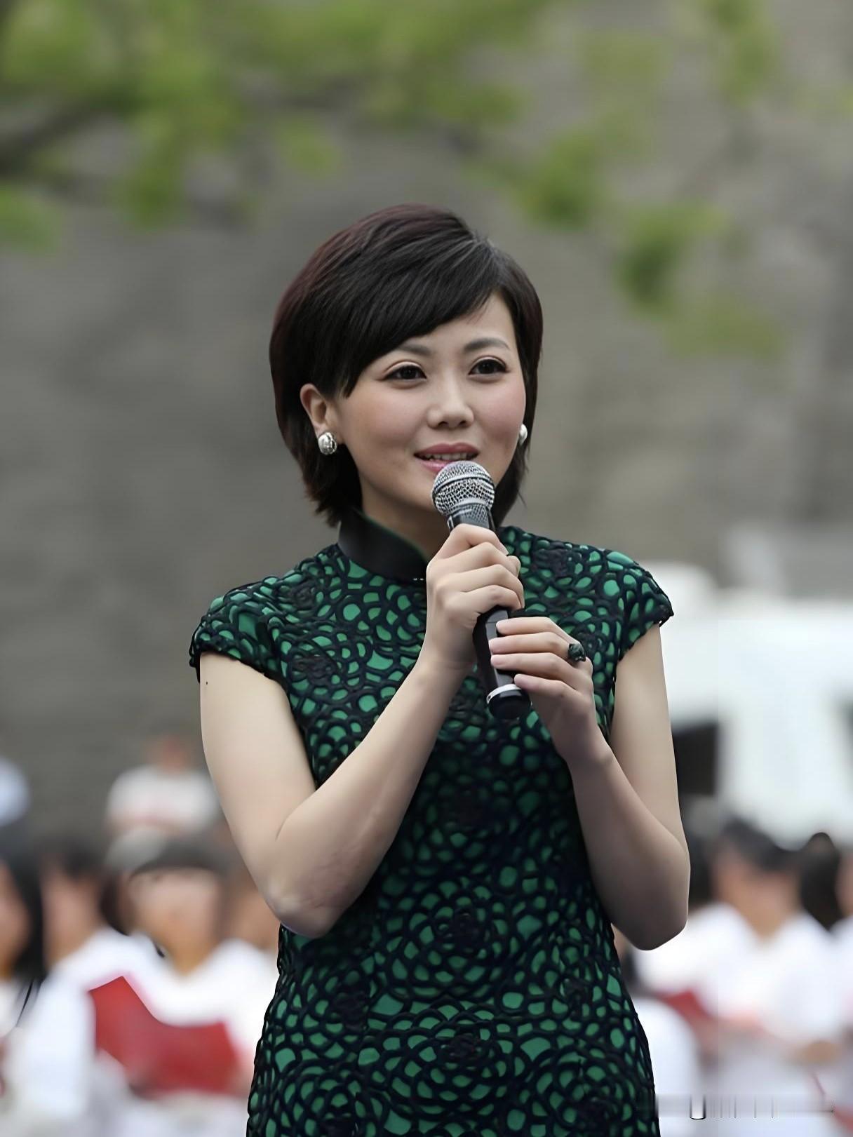 她从西安古城走来，八年沉潜磨剑终登《海峡两岸》主播台，知性亲和又专业笃定，以共情