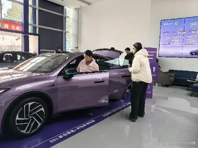 年轻人买车早已不只是“买硬件”！如今Z世代成消费主力，购车逻辑正转向“全周期体验