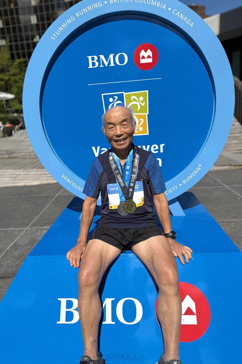 在2026 BMO温哥华半程马拉松中，90岁的 Yul Kwon 以3:50:3