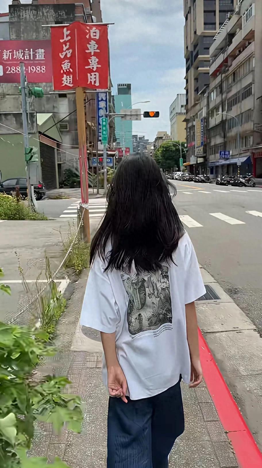 有人说没妈的孩子太可怜，大S女儿小玥玥这穿搭长裤拖地！
 
亲妈在的时候也没见打