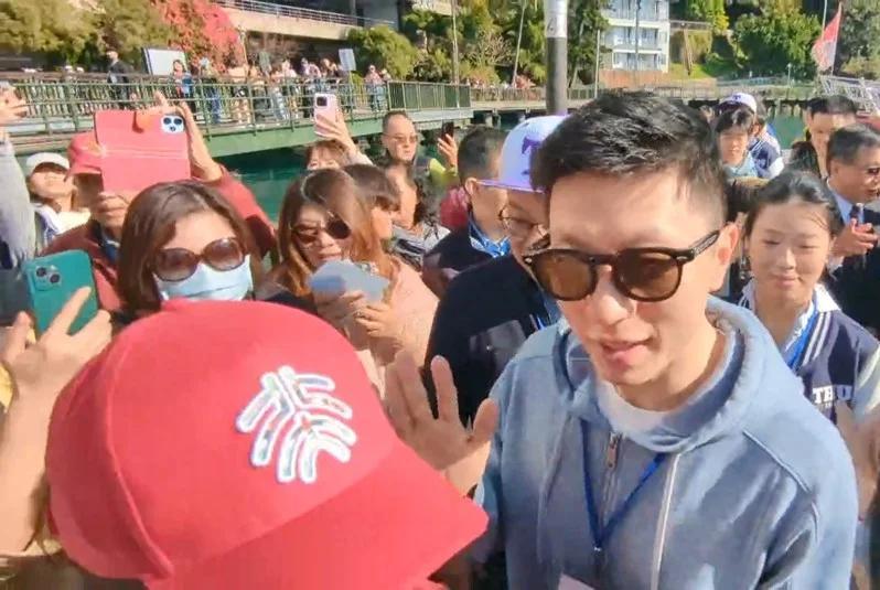 联合新闻 奥运6金桌球运动员马龙更持续展现高人气，不论上、下船处或造访向山游客中