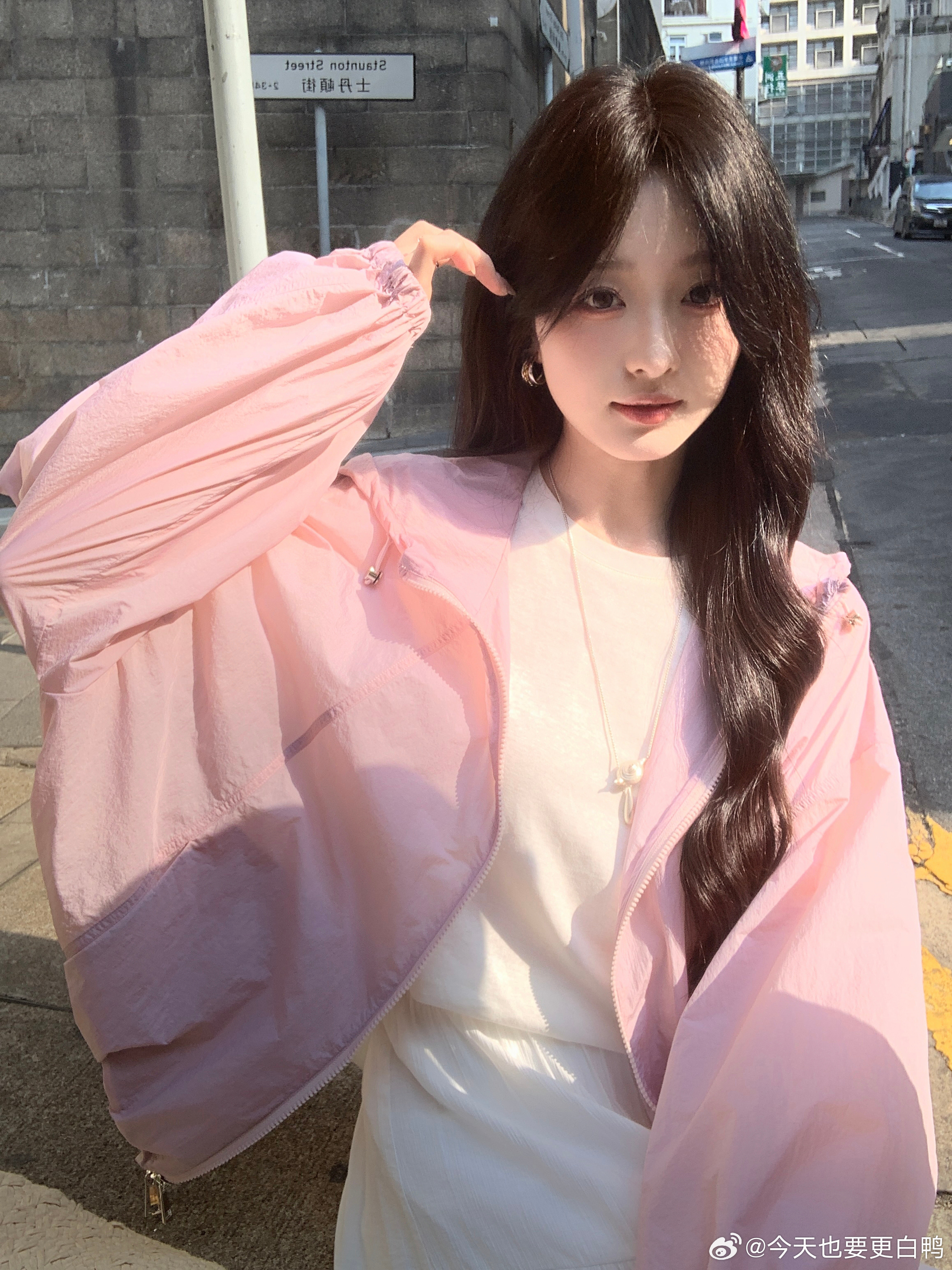 周末快乐呀☀️我已经开始选下一期的图了，又是好多主推！这组好明媚！女孩子在一起就