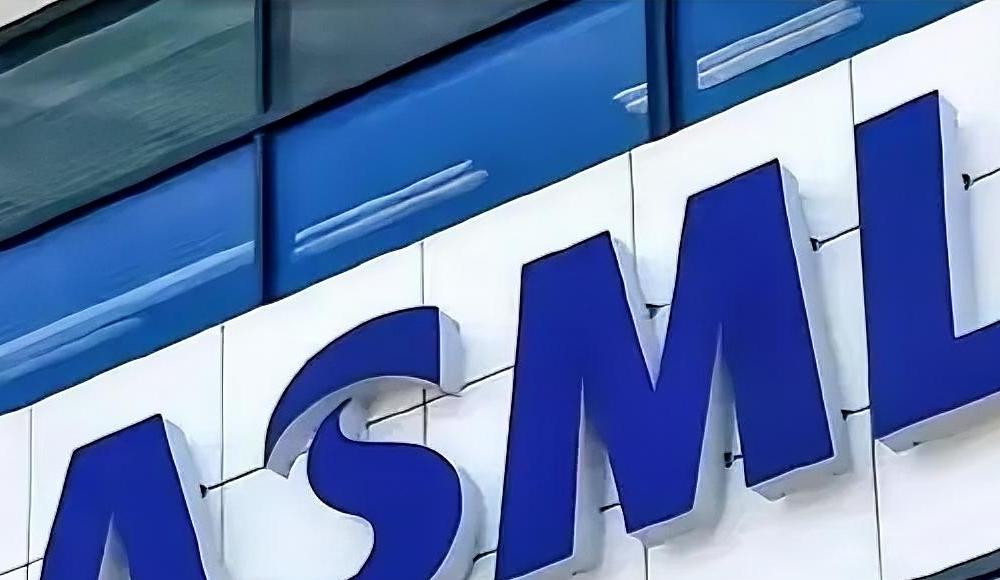 荷兰光刻机行业巨头阿斯麦，突然对外宣布要裁掉1700名员工，其中技术部门还受到不