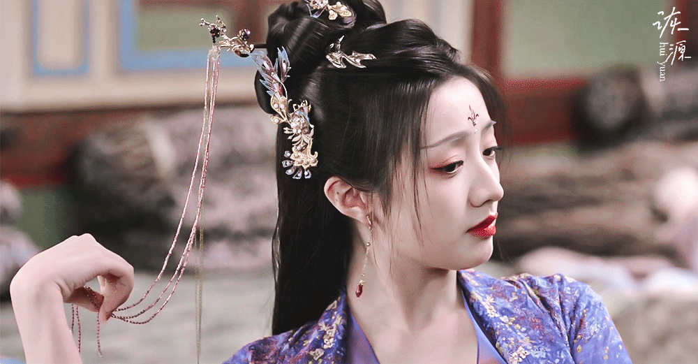 黄羿 《佳偶天成》左盈盈 / 动图▷EP18-03 拽着头饰把玩