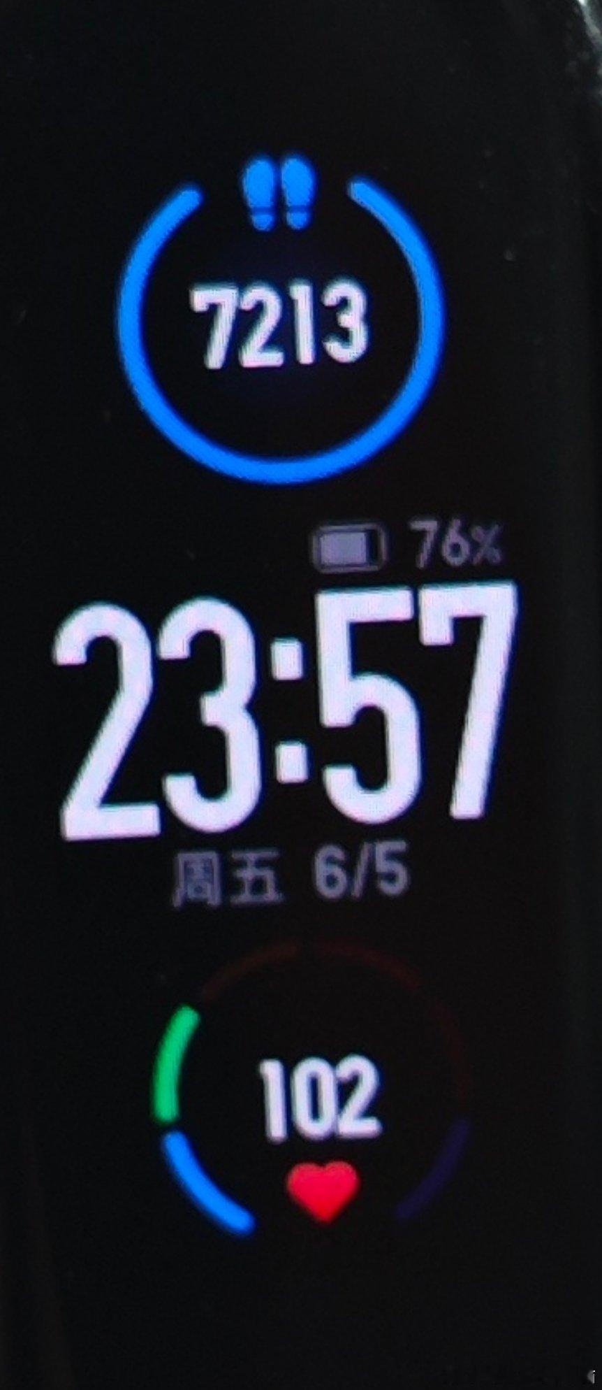 坚持运动打卡今天赶地铁赶高铁，刚回到家 
