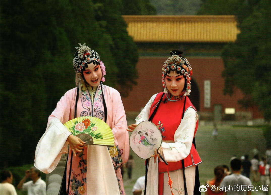2007年6月9日明孝陵遗产日，两名演员在江苏南京明孝陵表演昆曲《牡丹亭》。由于