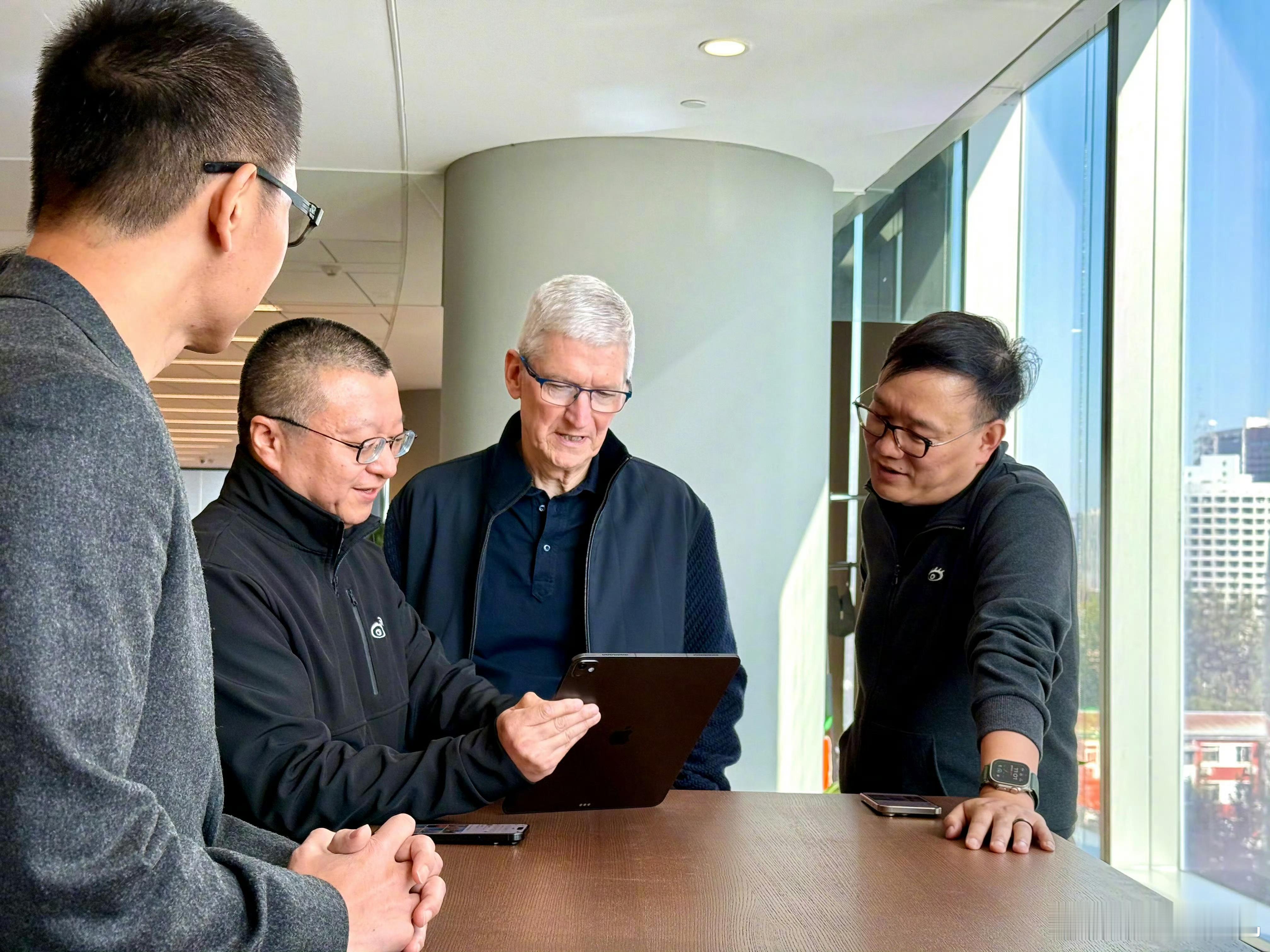 每次iPhone更新 微博跟进确实都很迅速这次库克来微博扫楼也不意外只是这次不知