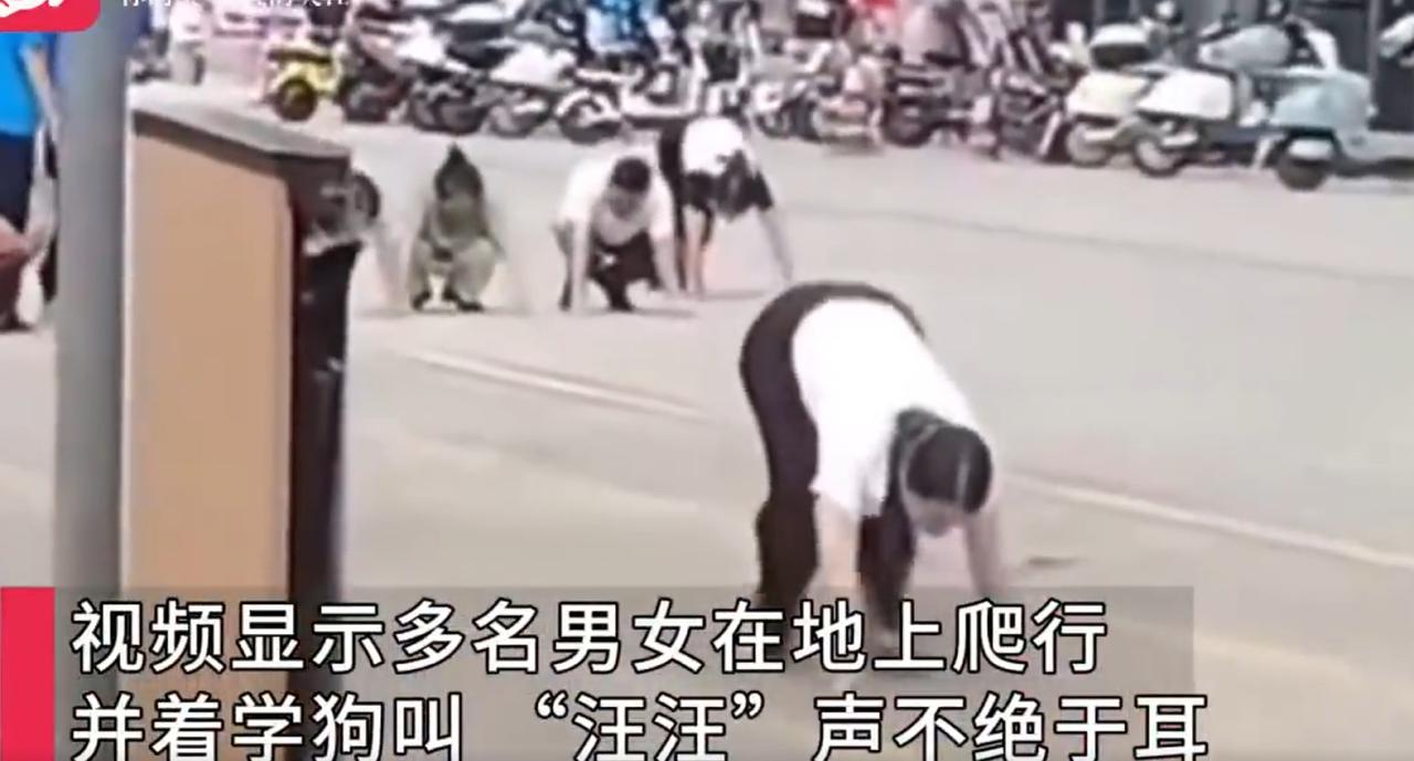 最近广东惠州街头出了件让人直呼“活久见”的怪事——一群男女在开城大道的大润发超市