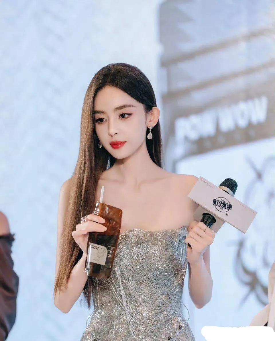 娜扎的抹胸装吸引了无数目光，她的美丽如同春日的暖阳，让人感到无比温暖与舒适。