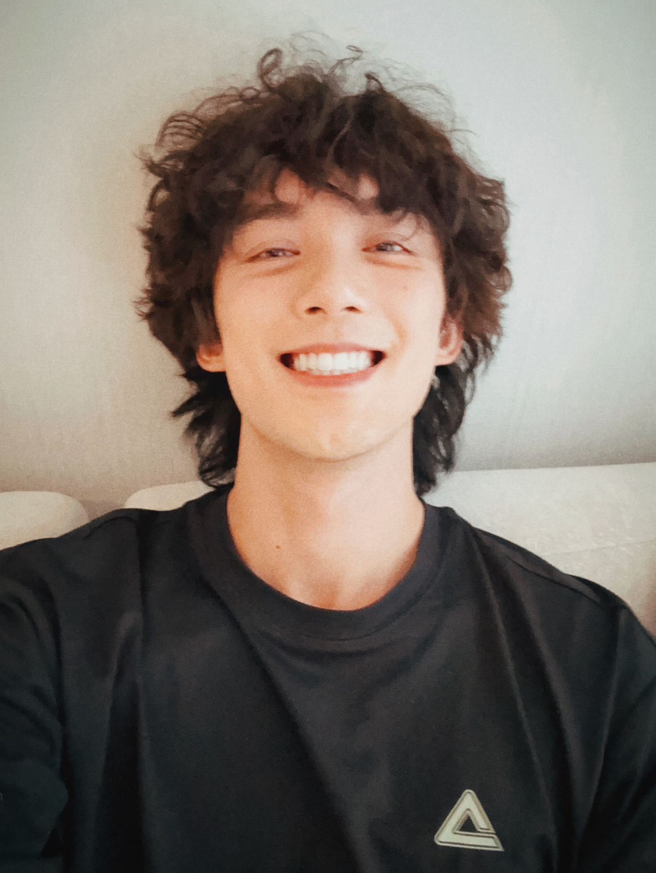 吴磊晒东极岛同款卷发这个到底想帅成什么样才罢休啊！蓬松的头发开朗的他，电影东极岛
