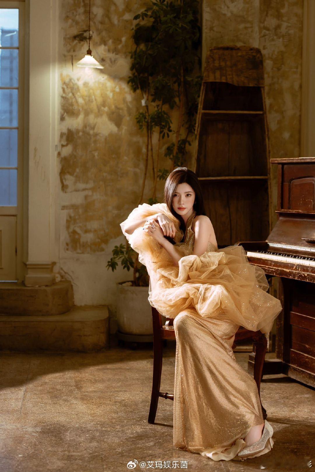 戴燕妮 看得出她是千金 救命！戴燕妮穿复古格纹连衣裙也能穿出千金范！领口的黑色蝴