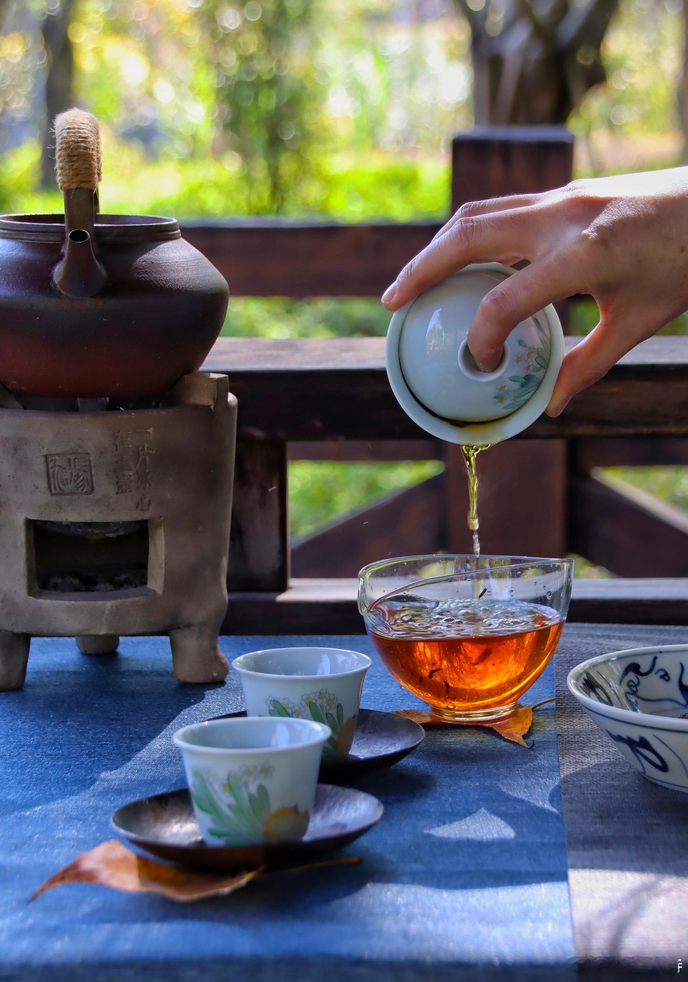 心有清茶，慢慢度日，再大的风浪，也能平和从容地扛过去。 