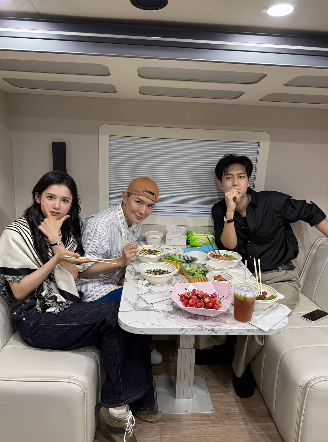年薪百万甚至千万的明星富豪，在饮食方面，他们真的比不上普通人。想来他们顿顿都是蔬