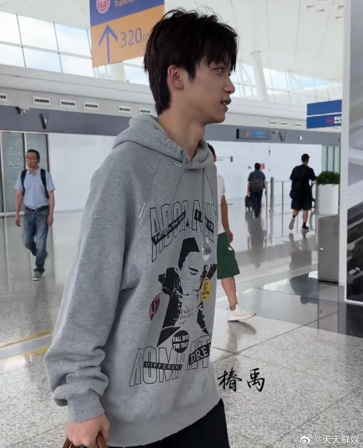 素颜梓渝梓渝素颜比起爱豆妆，我更喜欢清爽素颜！ 