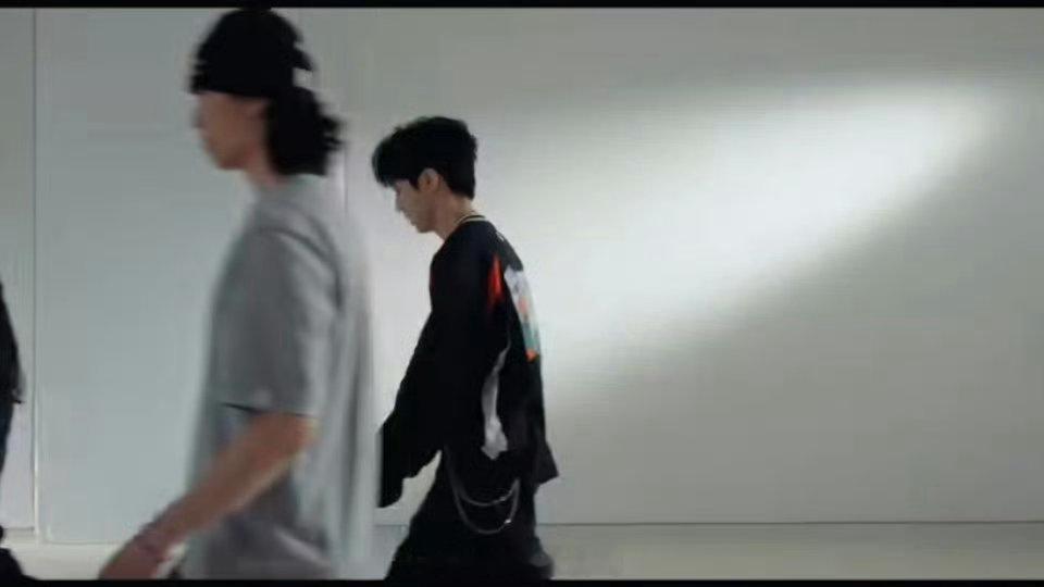唱跳王俊凯限定回归别说了，王俊凯MV预告里的几个镜头就已经把我迷得不要不要的，期