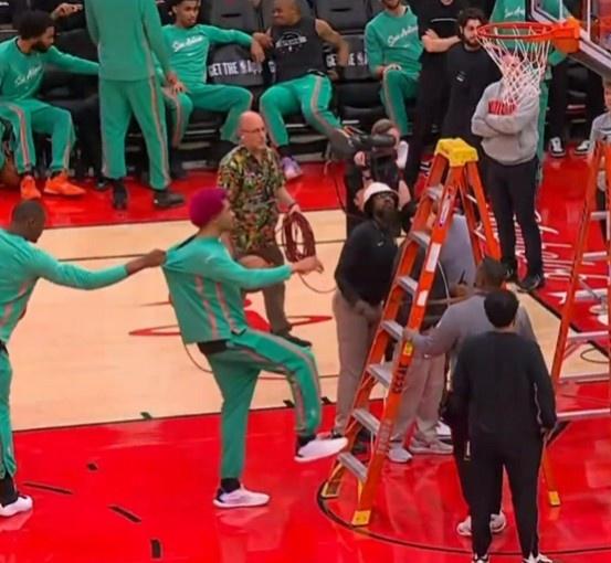 NBA花絮：马刺客场挑战火箭热身环节！文班亚马扣坏火箭主场篮筐！工作人员紧急维修