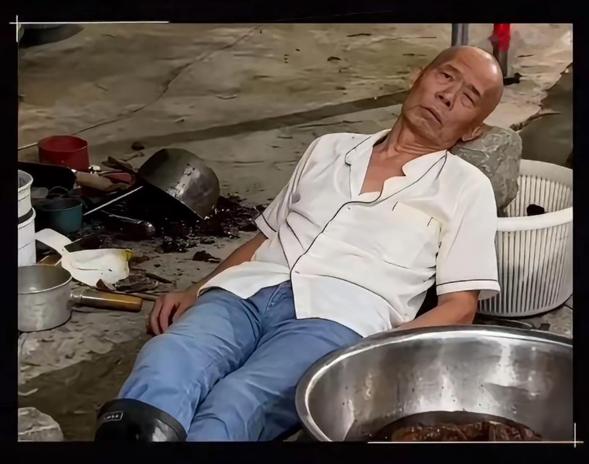 莫氏鸡煲首轮遭淘汰张勇点评太犀利：技术含量不高。老莫道轮惨遭淘汰。 