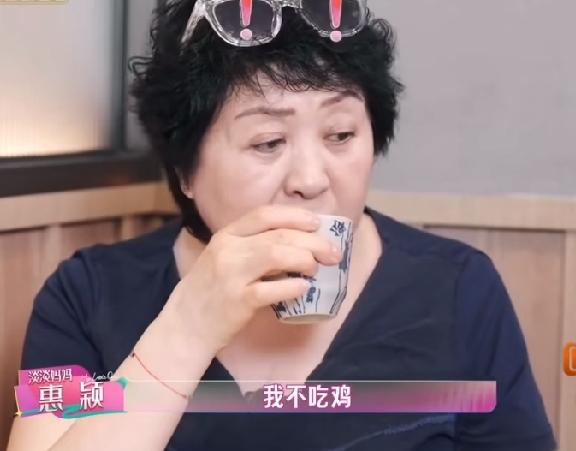 淡淡带爸爸妈妈出去吃饭，点了一道鸡汤上桌，淡淡正要帮妈妈盛汤，妈妈说她不喜欢吃鸡