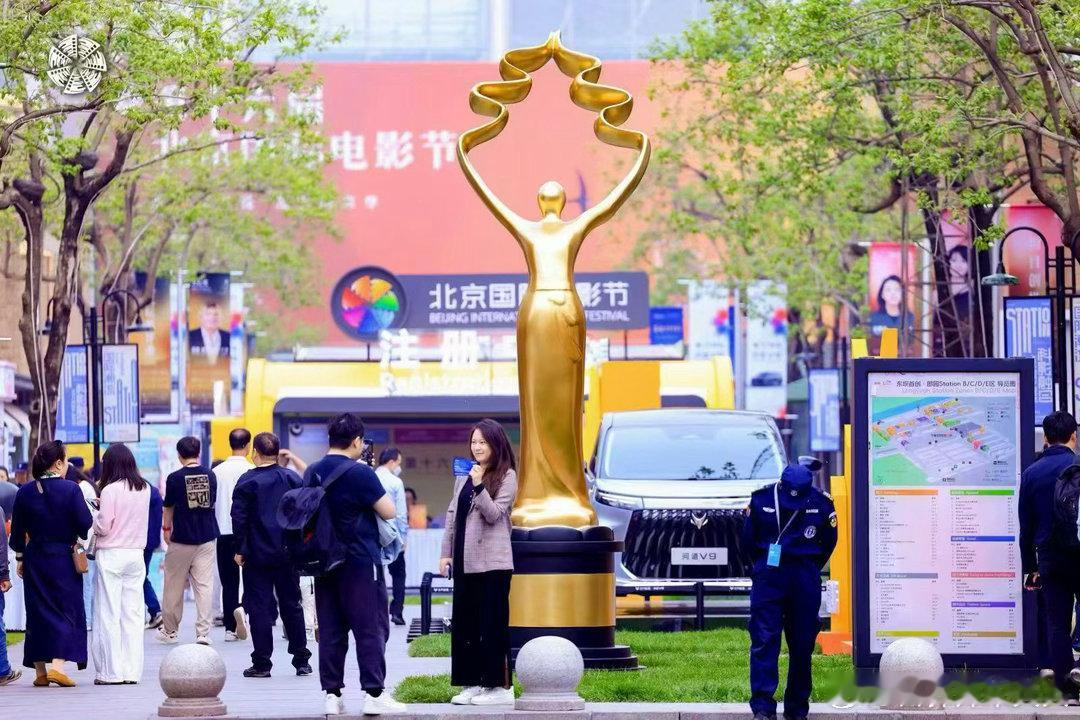 第十六届北京国际电影节 节两大关键词“跨界”与“对话”。今天在摊位当值，欢迎大家