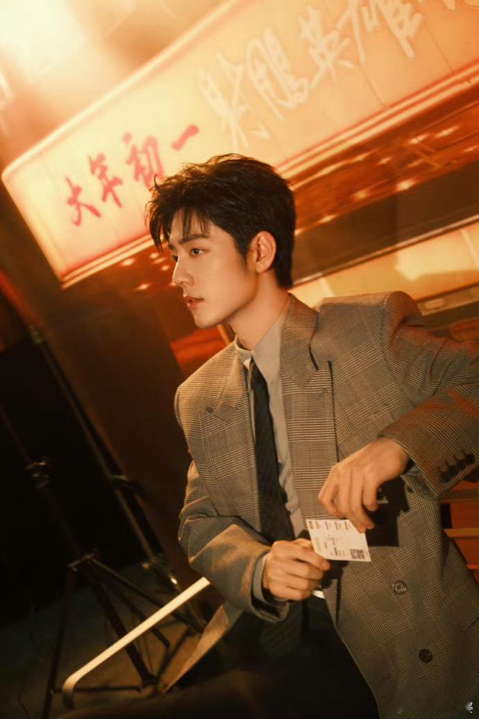 肖战射雕直播look 肖战射雕直播造型曝光，格纹灰西装搭配条纹领带，帅气满分!期