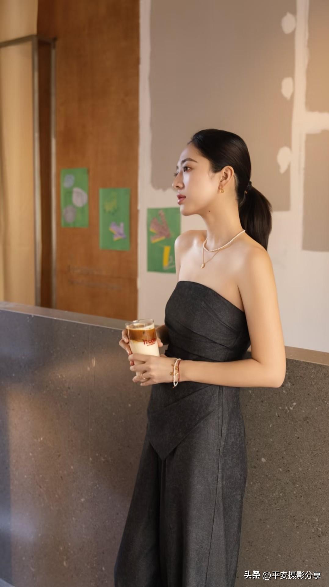 优雅黑裙，咖啡时光，静谧美好。你相信有亘古不变的爱吗 现实生活中你们见过真的明星