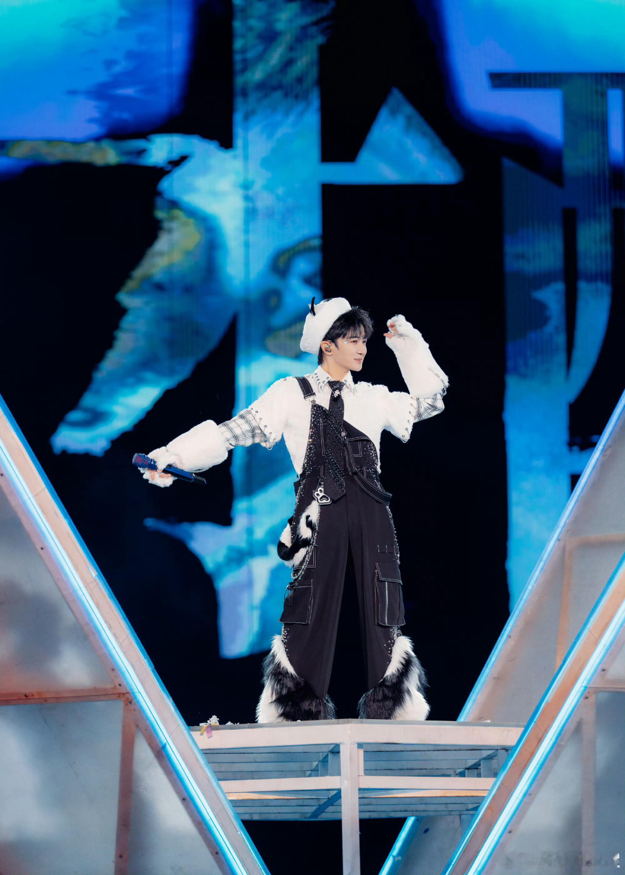 就让每一个十年约定成永远，就让每一场冒险是携手并肩 周深《十年之约》 Q音: ​