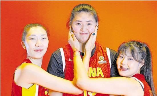 中国女篮“三大中锋”指的是‌韩旭、李月汝、张子宇‌。这三位球员构成了中国女篮内线