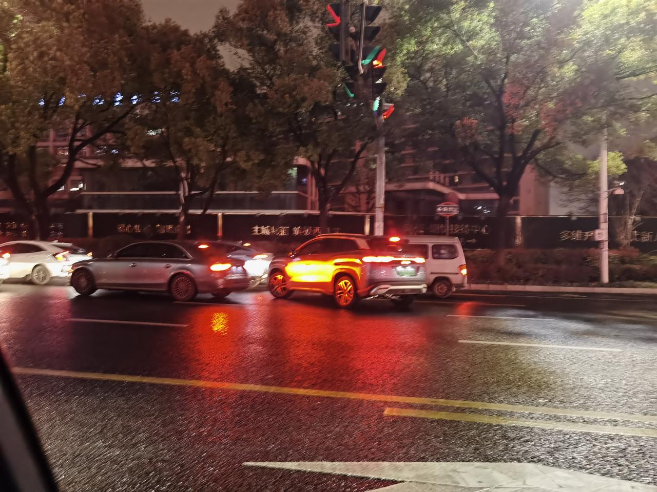 夜间十点多，洪城路某加油站前排出汽车长龙，显然是汽油涨价所致。虽然赶上涨价前加油