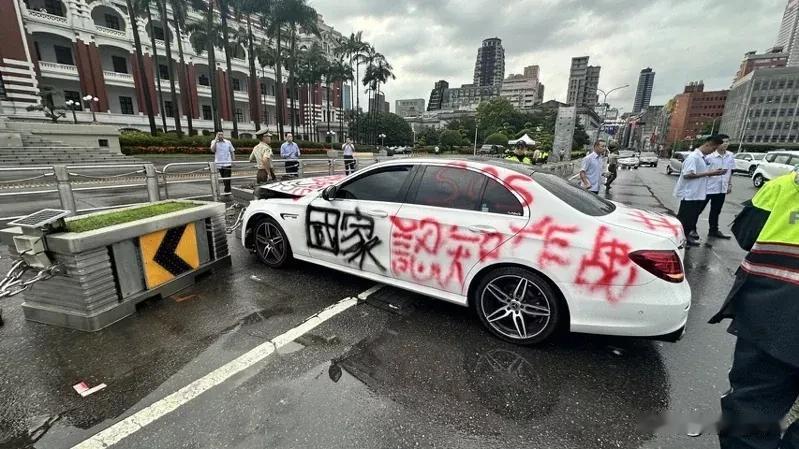 重大新闻！赖清德办公室前护栏遭人冲撞
今天下午，一名男子驾驶汽车冲撞了赖清德办公