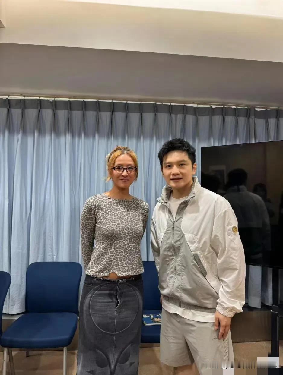 哎呀，说到阿徐都50岁的人了，真是个精神抖擞的人啊！她那状态，完全不像是会显老的